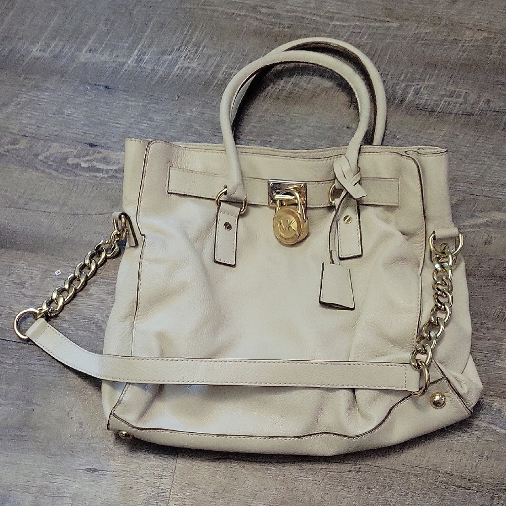 MICHAEL Michael Kors Cream and Gold Hamilton Shoulder Bag with Structured Design
